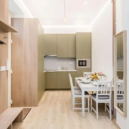 In Heart Of Bartok Bela Boulevard * بودابست