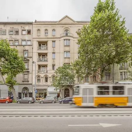 In Heart Of Bartok Bela Boulevard شقة